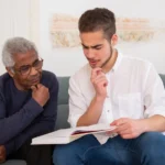Homme d'age mûr discutant de santé avec son médecin